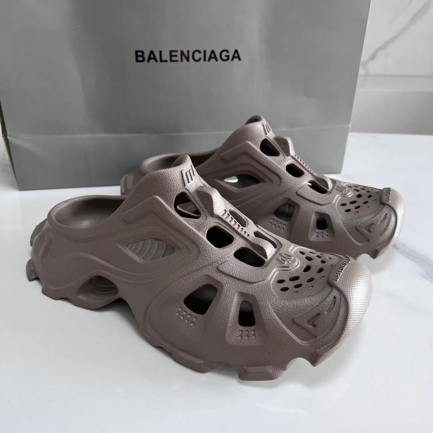 👟👟Ex-factory price 380👟👟 Balenciaga must-have beach shoes for summer. Men's and women's shoes are made of ultra-light 95% (injection molding) EVA plastic, 5% foam plastic foam cushioning material#Ultra-lightweight one-piece foam shoe mold❗New summer product, French high-end luxury brand - Balenciaga BALENCIAGA 3XL Rubber Low Top Sneakers 3XL version series summer beach wading versatile trendy lace-up casual sports hole sandals. Size: 35-46